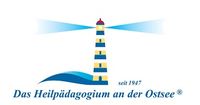 Schriftzug "Das Heilpädagogium an der Ostsee seit 1947" mit einem Leuchtturm