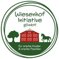 Wiesenhof Initiative für starke Kinder und starke Familien - rotes Haus mit Pferd und Baum