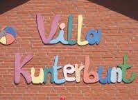 Villa Kunterbunt in bunten Buchstaben auf einer Ziegelmauer 