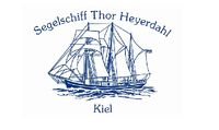 Der der gezeichnete Drei-Master Thor Heyerdahl unter vollen Segeln und der Namensschriftzug 