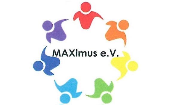 Bunte Figuren stehen im Kreis um das Wort "Maximus"