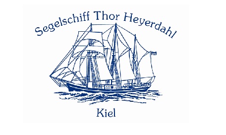 Der der gezeichnete Drei-Master Thor Heyerdahl unter vollen Segeln und der Namensschriftzug 