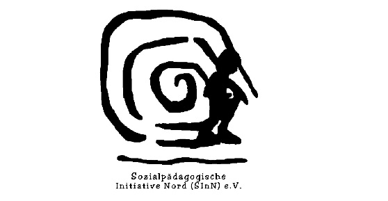 Eine kauernde Figur vor einer Spirale