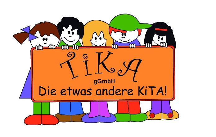 Fünf kleine bunt gekleidete Kinder, die ein großes Schild halten, auf dem TIKA - die etwas andere Kita steht.